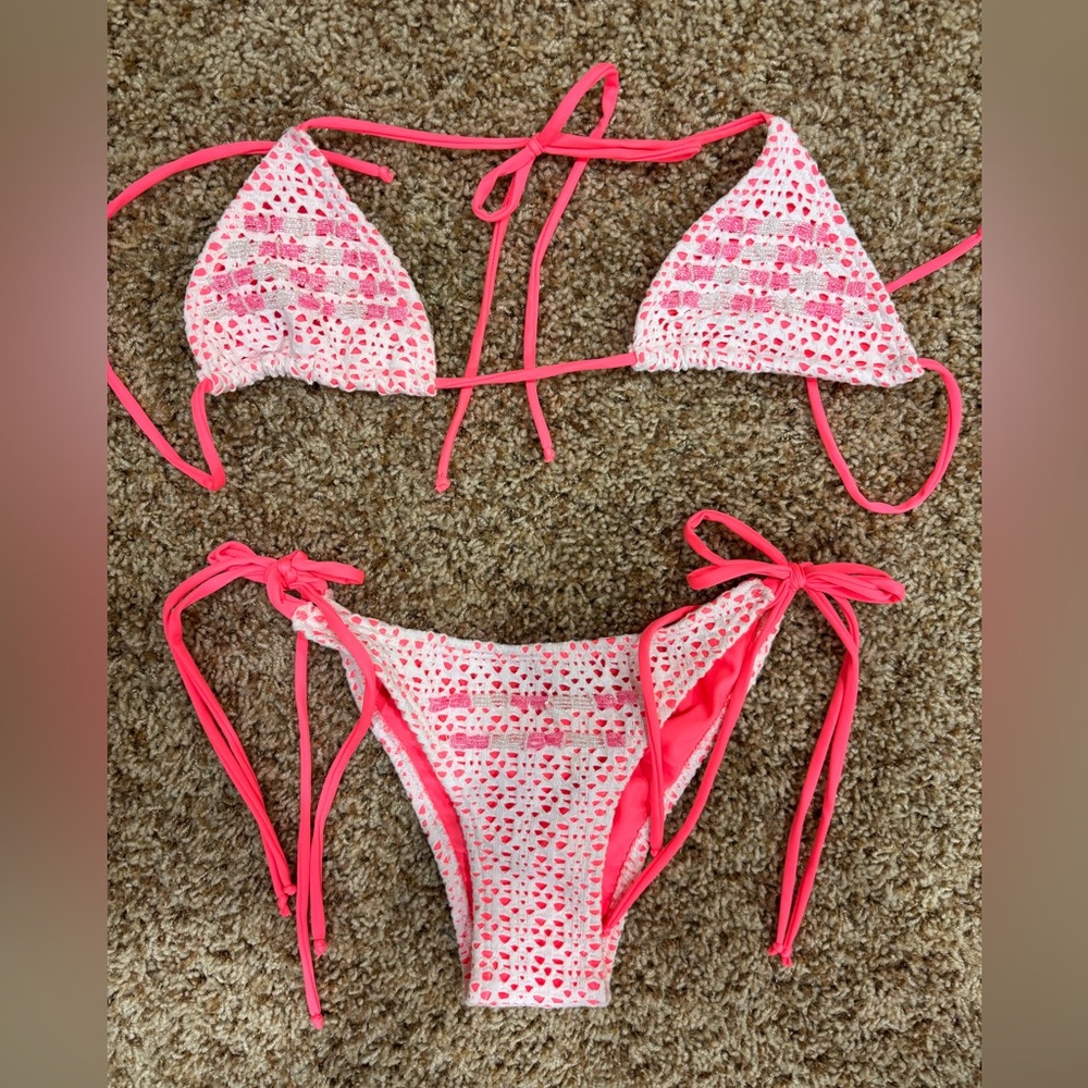 DIVINO SEAS bikini top and bottom pink and white. Size medium